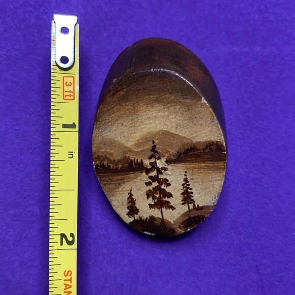 💛 Handmade Painted Wood Forest Scene Brooch - Picture 4 of 4